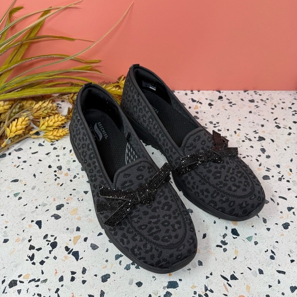 NEW Skechers Black Charcoal Leopard Bow Arch Fit Living Women’s Loafers Sz 10 - Picture 1 of 11